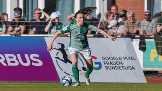 Michaela Brandenburg führt den Ball.