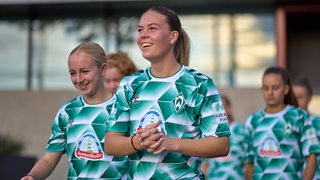 Werders Fußballspielerinnen um Juliane Wirtz kommen aus dem Spielertunnel heraus.