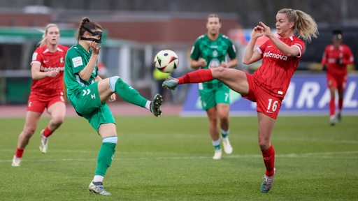 Sophie Weidauer und Greta Stegemann im Zweikampf um den Ball.