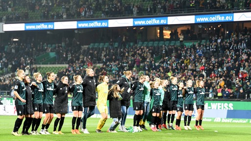 Die Werder-Frauen jubeln vor der Ostkurve.