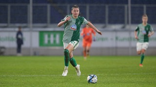 Chiara Hahnführt den Ball in einem Spiel der Werder-Frauen.