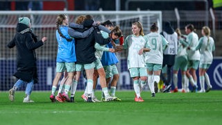 Die Werder-Frauen bejubeln den Sieg in Leverkusen. 