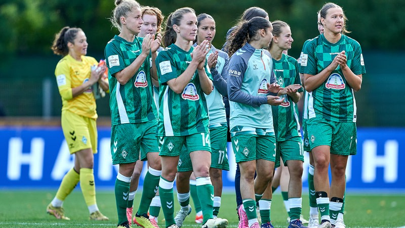 Die Bundesliga-Fußballerinnen von Werder Bremen applaudieren nach dem Spiel gegen Potsdam den Fans im eigenen Stadion.