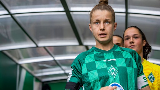 Werders Fußballerin Michelle Ulbrich betritt im Weser-Stadion mit ihren Teamkolleginnen den Spielertunnel.