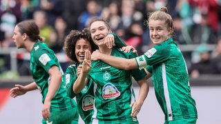 Sophie Weidauer bejubelt mit Mitspielerinnen ein Tor für Werder.