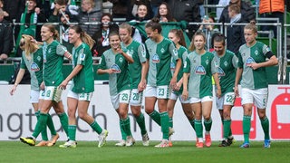 Die Werder-Frauen bejubeln im Weser-Stadion ein Tor gegen den 1. FC Köln.