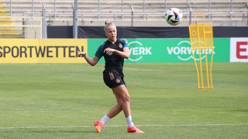 Pia-Sophie Wolter schlägt im Training eine Flanke. 