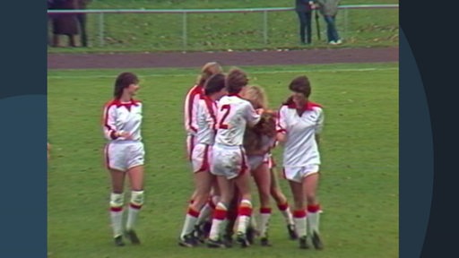 Ein altes Bild vom Frauenfußball aus den 80er Jahren. 