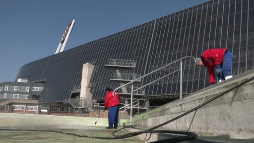 das Bremer Stadionbad wird von Mitarbeitenden der Bremer Bäder für die Saison auf Vordermann gebracht.