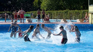 Kinder planschen im Freibad Grünhöfe