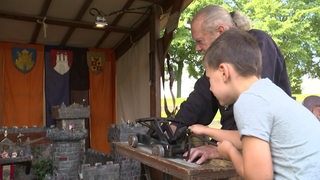 Ein Kind welches beim Freibeuterdorf Festival spielt. 