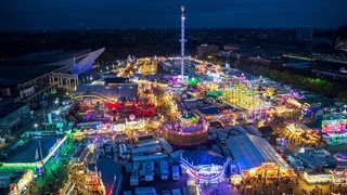 Blick aus dem Riesenrad: Beleuchteter Freimarkt auf dem Bürgerweide im Dunkeln (Archivbild)