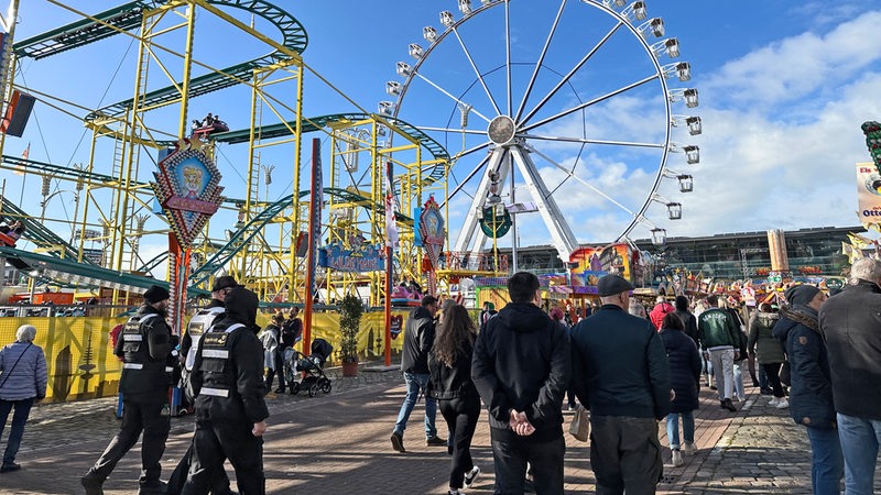 Viele Besucher*innen bei blauem Himmel auf dem Freimarkt in Bremen.