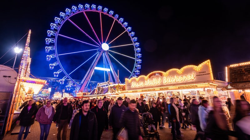 Menschen laufen während des Freimarkts über die Bürgerweide.