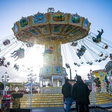 Das Kettenkarussell dreht sich mit Besucher*innen auf dem Bremer Freimarkt.