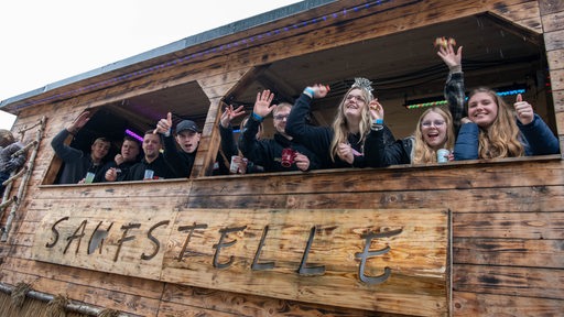 Auf einem Wagen des Freimarkt-Umzugs steht das Wort "Saufstelle" geschrieben.