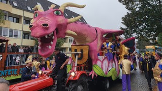 Ein großer Drache schmückt einen Wagen beim Bremer Freimarkt