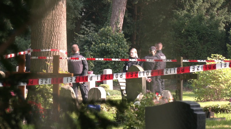 Ein abgesperrter Tatort auf dem Friedhof.