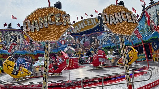 Buden und Karussells auf dem Frühjahrsmarkt in Bremerhaven