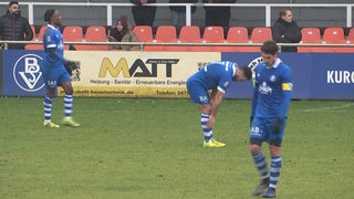 Drei Fußball-Spieler des Bremer SV stehen enttäuscht nach der 0:4-Niederlage gegen Havelse auf dem Rasen.