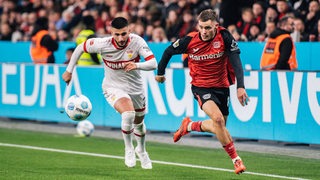 Florian Wirtz von Bayer Leverkusen im Laufduell mit Deniz Undav vom VfB Stuttgart.