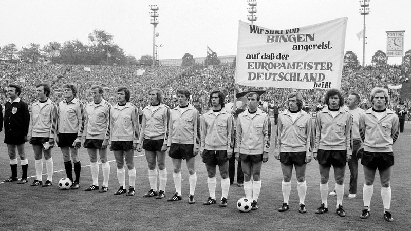 Das deutsche Team bei der Nationalhymne vor dem EM-Finale 1972.