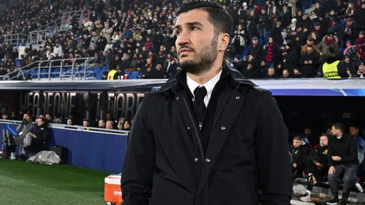 Fußball-Trainer Nuri Sahin von Borussia Dortmund steht während des Champions-League-Spiels gegen Bologna nachdenklich an der Seitenlinie.