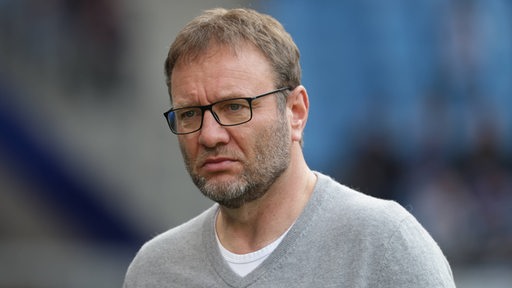 Werder-Trainer Horsch schaut grimmig und enttäuscht.