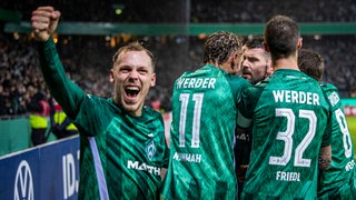 Werder-Spieler Senne Lynen bejubelt gemeinsam mit anderen Mitspielern das Tor von Anthony Jung im Pokal-Spiel gegen Darmstadt.