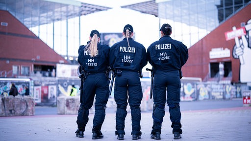 Drei Polizistinnen stehen vor dem Millerntorstadion in Hamburg.