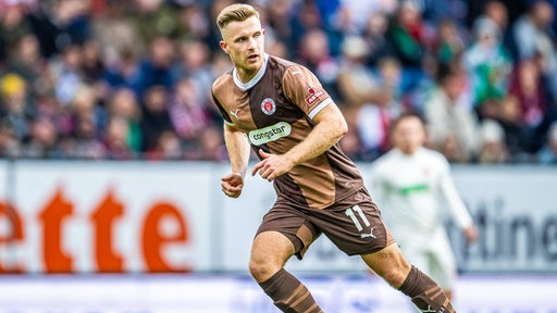 Fußball-Profi Johannes Eggestein vom Fc St. Pauli auf dem Spielfeld in Aktion.