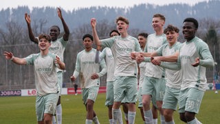 Die U19-Fußballer von Werder Bremen jubeln nach ihrem Sieg gegen Freiburg und den Einzug ins Pokalfinale.