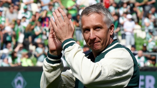 Werder-Geschäftsführer Frank Baumann applaudiert den Fans bei seiner Verabschiedung im Weser-Stadion.