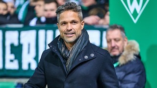 Werders ehemaliger Fußball-Profi Diego wird vor einem Heimspiel im Innenraum des Weser-Stadions von den Fans begrüßt.