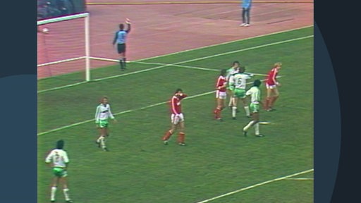 Fußballspieler von Werder Bremen und Borussia Dortmund im Jahre 1981 auf einem Spielfeld.