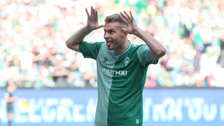 Werder-Stürmer Marvin Ducksch streckt nach seinem Tor gegen Mainz bei seinem Torjubel die Zunge raus.