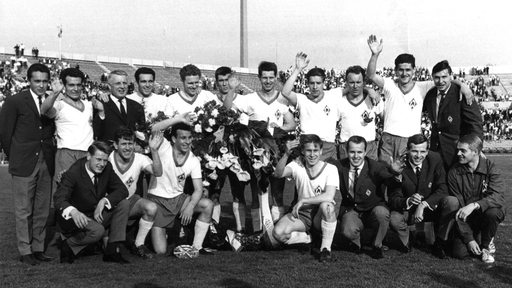 Ein schwarz-weiß Bild von Werder Spielern, die 1965 die erste Bundesliga-Meisterschaft bejubeln.