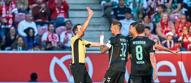 Der Schiedsrichter zeigt Werder Marco Friedl die Rote Karte.