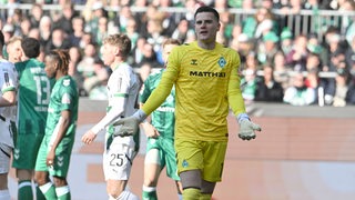 Werder-Torwart Michael Zetterer macht im Spiel gegen Gladbach eine hilflose Geste mit seinen Armen.