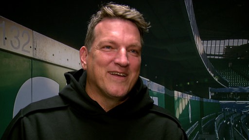 Der ehemalige Werder-Fußballprofi Andreas Herzog lächelt bei einem Interview in den Katakomben des Weser-Stadions bei seiner Rückkehr nach Bremen zum Pokalsieg-Jubiläum.