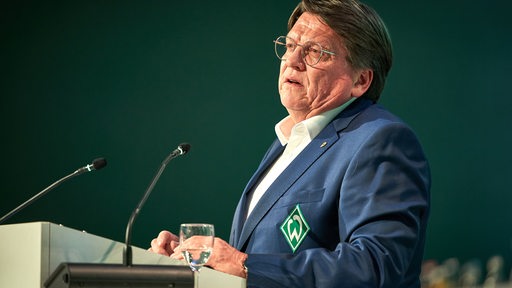 Werder-Präsident Hubertus Hess-Grunewald steht während der Mitgliederversammlung am Rednerpult.