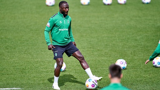 Werder-Neuzugang Naby Keita auf dem Trainingsplatz am Ball in Aktion.