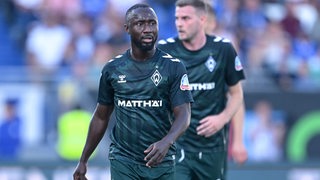 Werder-Toptransfer Naby Keita schaut enttäuscht nach der Niederlage in Darmstadt.