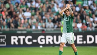 Werder-Stürmer Dawid Kownacki applaudiert nach dem Sieg gegen Mainz den Fans im Weser-Stadion.