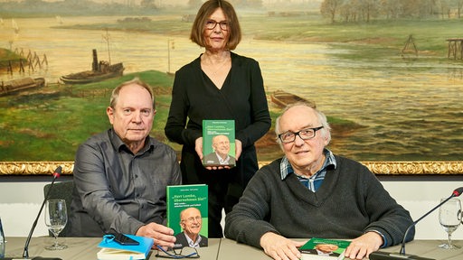 Willi Lemkes Ehefrau Heide Lemke mit den Autoren Ralf Lorenzen, und Helmut Hafner bei der Vorstellung der Biografie "Herr Lemke, übernehmen Sie!"