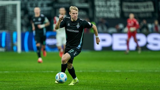 Werders Marco Grüll führt den Ball am Fuß.