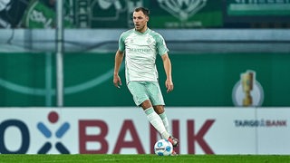 Senne Lynen von Werder Bremen führt den Ball am Fuß.