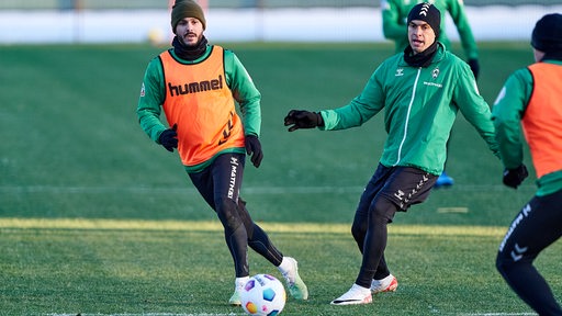 Die Werder-Fußballer Leonardo Bittencourt und Rafael Borré kämpfen im Training um den Ball.