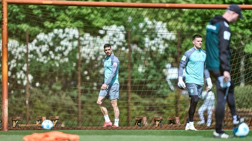 Nach einer Auseinandersetzung mit Torwart Michael Zetterer verlässt Werder-Profi Andre Silva den Trainingsplatz und schaut noch einmal zurück.