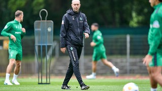 Werder-Trainer Ole Werner beobachtet das Training seiner Spieler.